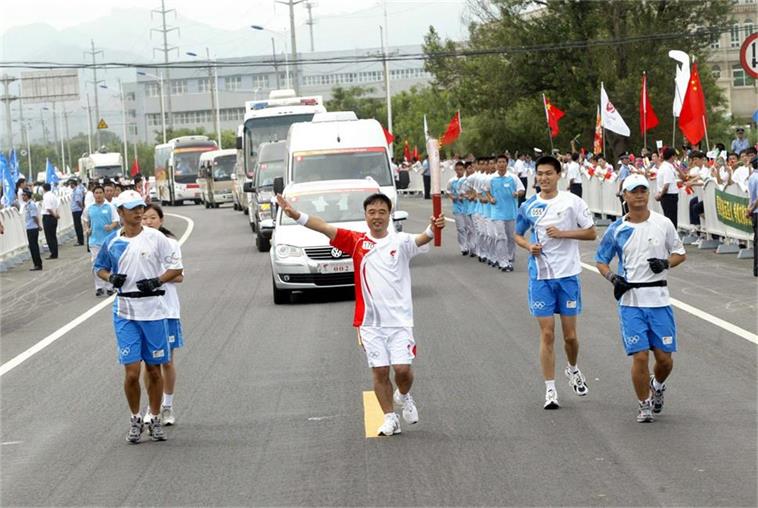 2008年集团董事长曹玉学当选北京奥运会火炬手.JPG 2008年集团董事长曹玉学当选北京奥运会火炬手.JPG