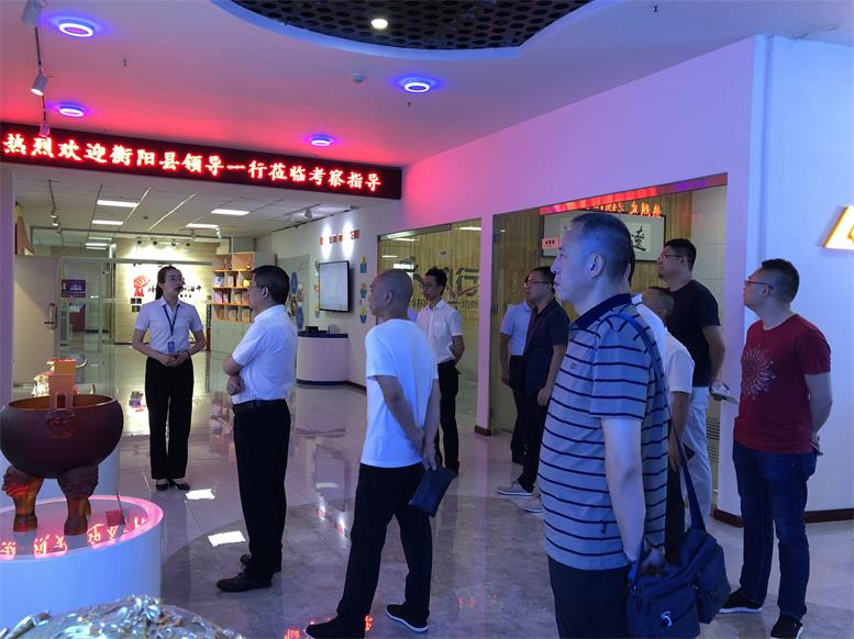 常务副县长王苏龙一行听取集团各个项目介绍.jpg 常务副县长王苏龙一行听取集团各个项目介绍.jpg